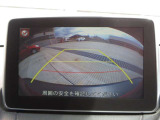 カラーで後方映像をモニターに映し出してくれるので、ショッピングモールのような狭い駐車場であったとしても障害物を見つけ、楽々駐車することができますね。
