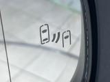 【ブラインドスポットモニター】走行中、ドアミラーの死角になりやすい箇所に後続車が接近するとサイドミラーのレンズに警告を表示!ドライバーに注意喚起をしてくれます。