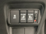 【両側パワースライドドア】両側がパワースライドドアになっており、運転席のスイッチやスマートキーでも開閉が可能です!開口部も広いので乗り降りも楽々♪
