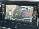 上空から見下ろすような視点で周囲を確認できる、アラウンドビューモニターを採用。後進時はもちろん、ボタンひとつで低速での前進時にも表示できます。