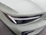 【LEDヘッドライト】ハイビームを先行車や対向車にあてず、その両サイドではハイビーム照射を維持。見える範囲が段違いに広くなりました。北欧神話に登場するトールハンマーをモチーフにデザイン。