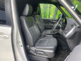 運転席まわりには十分なスペースがあり、大柄な方でもゆったり運転していただける環境です。