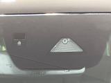 【スマートシティブレーキサポート】低速走行中に前方の車両等を認識し、衝突しそうな時は警報とブレーキで衝突回避と被害軽減をアシスト。より安全にドライブをお楽しみいただけます。