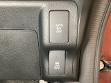 VSA装備車です。VSAはドライバーの操作と車の動きを見守っています。もし車の挙動が乱れたとき、4輪別々にブレーキをかけたり、エンジンパワーをしぼることによって車を安定させます。