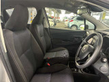 運転席の画像です。足元やシートまわりに余裕があり、リラックスした姿勢で運転が可能です。視界も良好で操作系へのアクセスもしやすく、快適で安心感のあるドライブをサポートします。