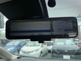 インテリジェントル-ムミラ-付です。切り替えレバーで車両後方の映像をミラーに映し出すので車内の状況や天候に左右されず、とっても見やすいです!