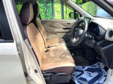 運転席まわりには十分なスペースがあり、大柄な方でもゆったり運転していただける環境です。