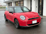 MINIのフロントグリルのデザインはイギリスで生まれた当初から、シルバーのサイドバーが折り重なった伝統的なデザインで御座います。その伝統はBMWのお車になってからでも少しずつ形を変えて守られております
