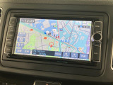 スマートフォン感覚で使いこなせるタッチディスプレイや、自然な対話で目的地を設定できる音声認識機能に対応したAVナビゲーションシステムです。ETC2.0と連動したリアルタイム交通情報も受信します。