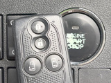 【キーフリーシステム】カバンやポケットに入れたままでもドアの施錠・解錠が可能なスマートキーを装備。エンジンのオン・オフ時もカギを取り出す必要が無いからとっても便利です♪