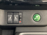 リアドアは乗り降りに便利な両側電動スライドドアです。また運転席に座っていながらスイッチ操作で自在にスライドドアを開け閉めできます。燃費に役立つECONボタンもここです。