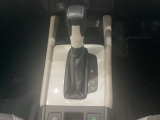 CVT車のセレクトレバーです。低速から高速まで、変速ショックのないスムーズな走りを実現するとともに、エンジン効率のよい領域を維持することで燃費にも貢献します。