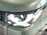 【LEDヘッドライト】悪天候や夜間走行時も良好な視界を確保し安心して運転できる高輝度LEDヘッドライトを装備!点灯速度が早く、消費電力も抑えられています。