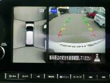 リバースにシフトするとまるで上空から見下ろしているような感じにナビゲーション画面に映し出します