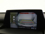 パノラミックビューモニター付きです。車両を上から見たような映像を画面に表示。運転席からの目視だけでは見にくい、車両周辺の状況をリアルタイムでしっかり確認できます。