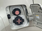 充電ポートのキャップには水引デザインを採用しています。