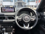 【運転席インテリアデザイン】左右対称のインテリアデザインでドライバーを包み込み運転に集中できるように設計されています。