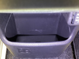 足元部分にはちょっとした小物を入れるのに便利な収納BOXもあります。