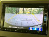 【バックカメラ】駐車時に後方がリアルタイム映像で確認できます。大型商業施設や立体駐車場での駐車時や、夜間のバック時に大活躍!運転スキルに関わらず、今や必須となった装備のひとつです!