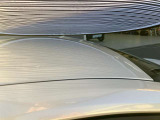 ルーフに、1cm〜5cmほどのへこみが複数ある車両となっております。