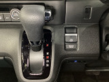 CVT車のセレクトレバーです。低速から高速まで、変速ショックのないスムーズな走りと、エンジン効率のよい領域を維持して燃費にも貢献します。サイドブレーキはスイッチ操作の電子制御パーキングブレーキです。