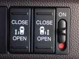 運転席からもスライドドアをボタン操作でスピーディーに開閉できます!またスマートキーでも操作できるので便利です。