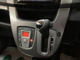 インパネにシフトレバーがあることで、車内空間の広さを確保♪シフト位置がハンドルに近いので操作性にも優れております!