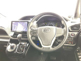 運転席まわりです。 各操作スイッチは使いやすい位置に配置されてます。