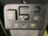 アクセサリーソケットのほかに、100VAC電源(1500W)も装備しています。下にはナビゲーション用の外部入力や充電可能なUSB端子などがついています。移動中にスマホなどの充電もできるので便利です。
