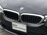 左右のキドニー・グリルの中心にはBMWのエンブレムが鎮座し、個性を放つデザイン性を兼ね備えました。