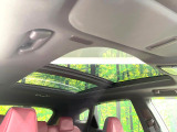 【サンルーフ】開放感たっぷりの希少装備、サンルーフが装着されています!車内に明かりを取り入れたり景色を楽しむ以外にも、車内の空気も簡単に換気できて快適です!