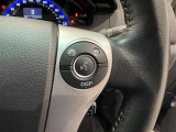 ステアリングスイッチ付きで、運転中に視線を前に向けたまま操作できます。