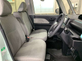 高いホールド性で運転姿勢が安定します。長距離ドライブでも疲れにくいのが魅力です。快適なドライビングライフをお送りください♪