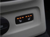 シートヒーターはフロントだけでなくリアシートにも装備。4席で独立した調整が可能です。