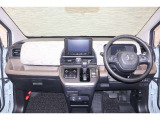 操作性に優れた運転席となります!小物入れや各ボタンの配置にこだわり、使いやすいです!座り心地もよく視認性も良好なのでロングドライブもお任せ下さい!