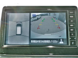 リバースにシフトするとまるで上空から見下ろしているような感じにナビゲーション画面に映し出します