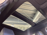 【大型サンルーフ】車内の解放感が一気に上がる大型のパノラマルーフ!季節を問わず開放的で快適なドライブをお楽しみいただけます。流通量も少なく希少価値の高い人気の装備です♪