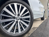 ●純正アルミホイール:輸入車ならではの卓越した走りを支えるホイールと足回りです!日本車の走りに慣れている方にもぜひ体感して頂きたいほど、高いレベルでまとまっています!