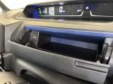 小物が収納できる運転席側インパネアンダーボックス。 ボックス内にはUSBソケットが一口。