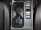 運転席からも助手席からも手の届きやすい位置にドリンクホルダーが付いています。