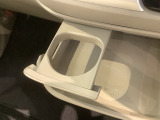 格納式のカップホルダーがあります。