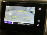 リバースギアに入れるだけで後方の表示へ切り替わります。夜間や雨の日の駐車も楽になりますよ。