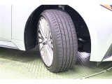 タイヤサイズ 235/40R19。