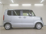 リアには左右スライドドアを採用。狭い駐車場でも開閉しやすく、強風の日でもドアが煽られにくくなっております。小さなお子さまやご年配の方も安心して乗り降りできます。