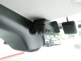 もしもの時に映像を記録する日産純正前車内ドライブレコーダーが備わっています。