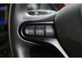 ハンドル左部分でオーディオ操作が可能。そのため、運転中でも目線をずらさずに安全運転♪