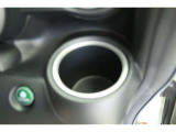 【カップホルダー】缶ジュースやペットボトルなどを置いたり、ちょっとした小物入れにもなります。