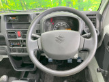 インテリアに合わせたデザインのステアリングは、運転される方のことも考え、運転しやすい形状、大きさです。是非一度、実際に触ってお確かめください。
