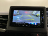 リバースギアに入れるだけで後方の表示へ切り替わります。夜間や雨の日の駐車も楽になりますよ。