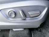 運転席のシート調整を電動で調整できます。無段階調整なので、どなたにもピッタリの調整が可能です。